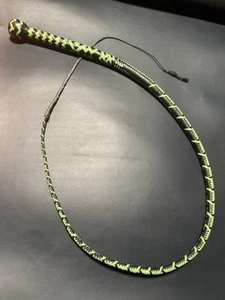 Látigo de señal híbrido de cuero canguro de 4' en cal y negro con lazo de galleta - Imagen 1 de 3