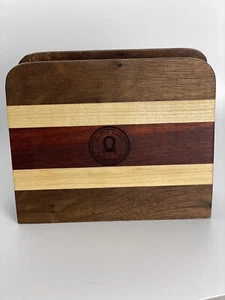 Soporte de servilleta hecho a mano Bluff Fort tres tonos luz oscura y madera roja marca Amish - Imagen 1 de 10