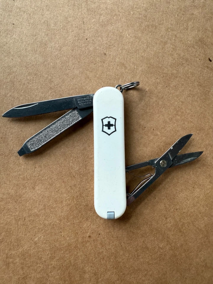 Navaja suiza Victorinox Classic SD 58mm varios colores construye tu lote usada Foto 1 de 1