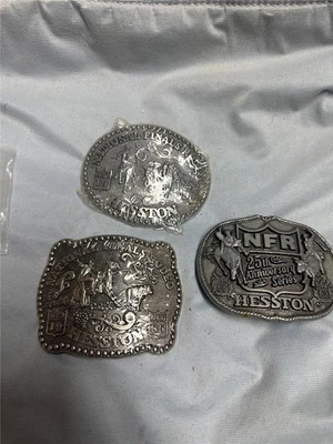 Tres hebillas de cinturón de rodeo Hesston vintage 1983, 1985 y 1989 Foto 1 de 4