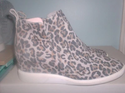 Kate Spade Leopard Wilkes Ankle Boot Suede Scallop Side Zip Bootie Size 8B - Image 1 of 4