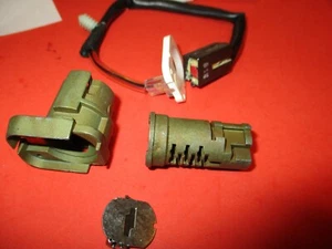 LINCOLN TOWN CAR--FORD CROWN VICTORIA-MECRURY GRAND MARQUIS -UNCODED- DOOR LOCK - Picture 1 of 2