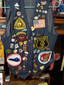 Vintage Motorcycle Vest with 50+ pins & Patches med - large nice - Bild 1 von 14