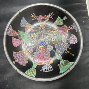 Cuenco de porcelana de peltre Newman Marcus con motivo de borla de colores - Imagen 1 de 3