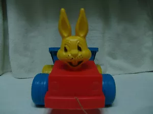 VINTAGE PLASTICA SOFFIAGGIO STAMPO CONIGLIETTO PASQUALE SU DUMPER CAMION TIRA GIOCATTOLO SU RUOTE - Foto 1 di 6