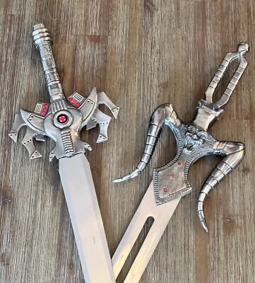 200X ESPADAS ELÉCTRICAS RÉPLICA DE METAL MOTU HE-MAN & SKELETOR con PLACAS DE PARED Y FUNDAS Foto 1 de 4
