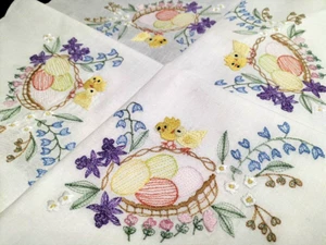 Charming EASTER Eggs & Chicks, Cottage Flowers Vintage Embroidered Sm Tablecloth - Picture 1 of 7