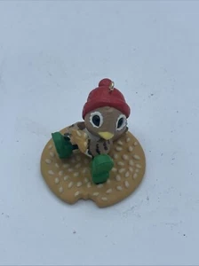 Vintage Hallmark 1989 Spencer Sparrow, ESQ Weihnachtsschmuck Vogel auf Sesamknacker - Bild 1 von 6