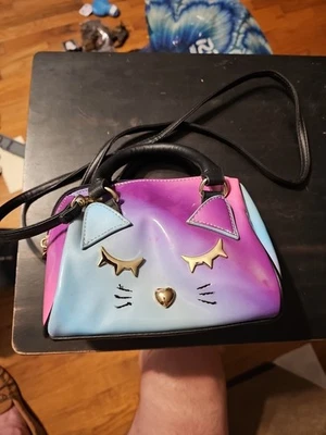 Bolso Bandolera Luv Betsey Johnson Gato Malva Rosa/Azul Mini Barril Cartera Foto 1 de 2