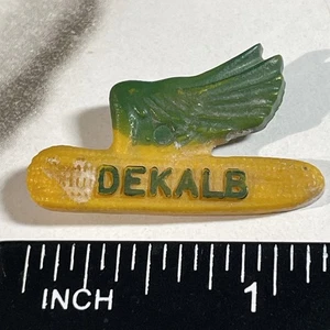 Vintage Dekalb Flying Corn Plastic Pinback HS29b - Picture 1 of 2
