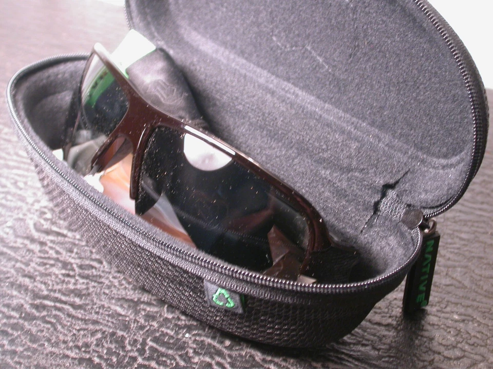 Gafas de sol deportivas Native Zodiac Iron negras envolventes CON LENTES Foto 1 de 4