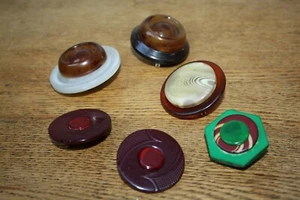 Lovely Collection of 6 Vintage Lucite/Bakerlite (?) Plastic Button Brooches - Picture 1 of 11