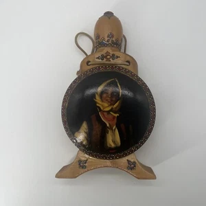 Vintage handgefertigter Folk Pyrographie Holz Flachmann 10,5” x 6” Frau Floral Glas innen - Bild 1 von 9