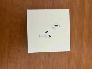 AirPods 3rd Generation with MagSafe Wireless Charging Case - White - Photo 1 sur 3