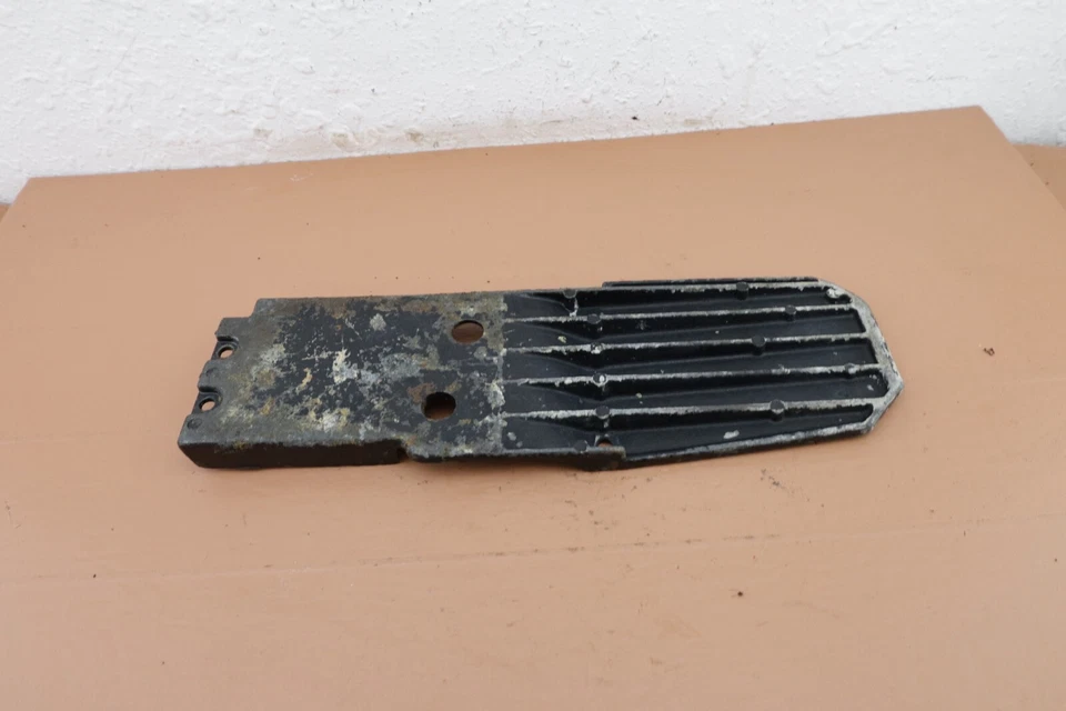 Motosierra McCulloch Pro Mac 650 OEM placa inferior Foto 1 de 4