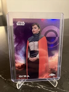 2025 Topps Chrome Star Wars - Qira - Emilia Clarke - Purple Refractor /199 - Bild 1 von 2