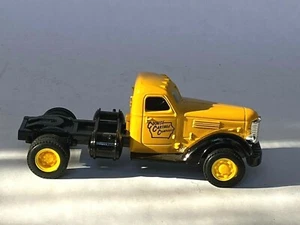 Ertl Die Cast 1:43 1947 Yellow International Cab Tractor KB-12 1988 - Bild 1 von 4