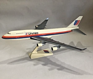 Vintage United Boeing 747 Model Airplane 28cm Long Plastic Push-Fit on Stand - Foto 1 di 5
