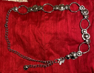 Cinturón de eslabones texturizados martillado metálico moderno de Chico's, ajustable a aprox. 36" Foto 1 de 4