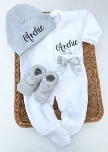 NEWBORN baby sleepsuit/babygrow hat Booties personalised set Home Coming Outfit - Picture 1 of 5
