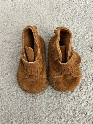 Mocasines de gamuza para bebé marrón Minnetonka borla flecos zapatos Foto 1 de 4