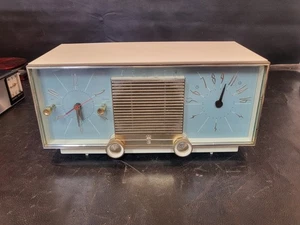 1960 Zenith Vintage Collectible Clock Radio Model G516 - See Video - Picture 1 of 10