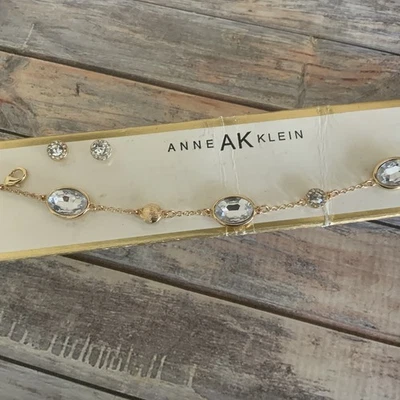 Moderno conjunto de pulsera y pendientes perforados de diamantes de imitación Anne Klein Foto 1 de 4