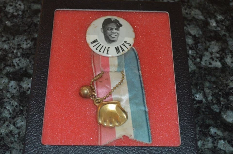 WILLIE MAYS 1960'S STADIUM PIN BUTTON WITH TASSEL, GLOVE AND BALL!!! RARE!!! Cover