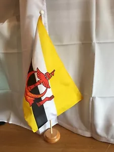 BANDERA DE PIE BRUNEI Y BASE DE MADERA - Imagen 1 de 1