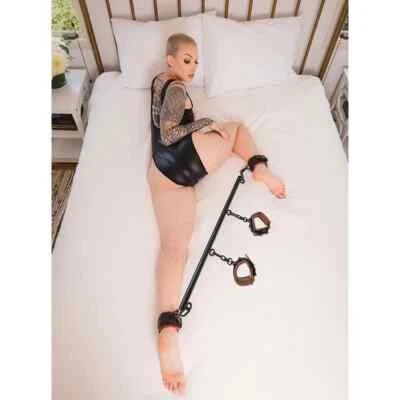 Juego de barra y puños esparcidores ajustables de azafrán Sportsheets rojo/negro Foto 1 de 4