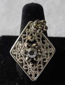 Anillo de cóctel en tono plateado con piedras grises talla 8 ajustable J9-983 - Imagen 1 de 5