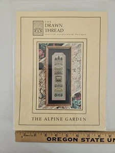 Der gezogene Faden DER ALPENGARTEN Kreuzstich-Sampler-Set mit Seide Perlen Charm - Bild 1 von 6