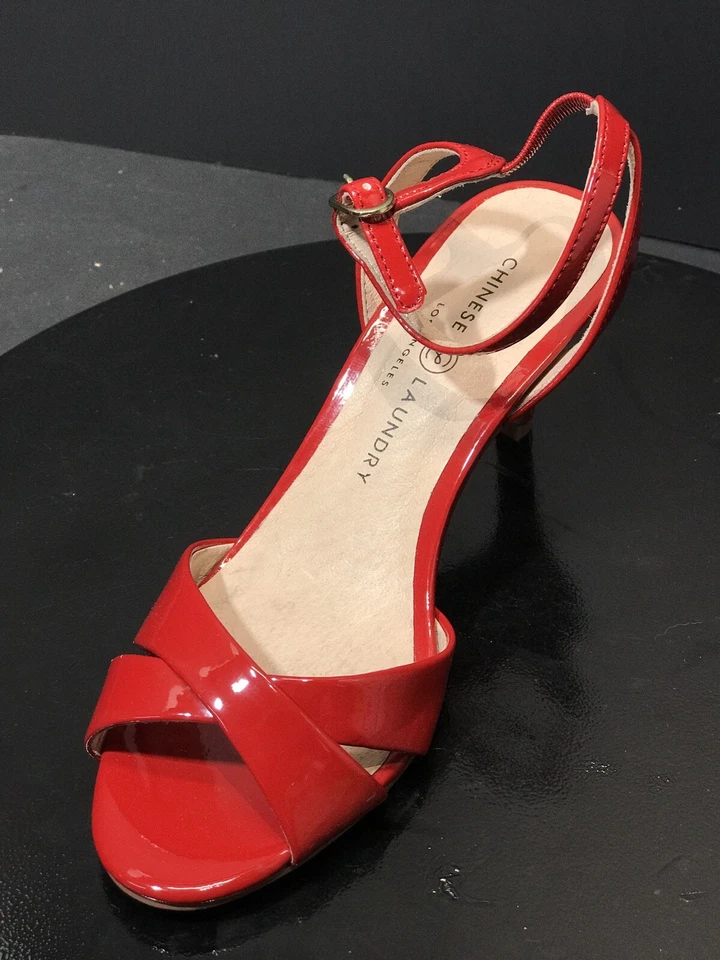 Sandalia de tacón Rosita Chinese Laundry para mujer, charol rojo, talla 7,5 M EE. UU. / EUR 38 Foto 1 de 4