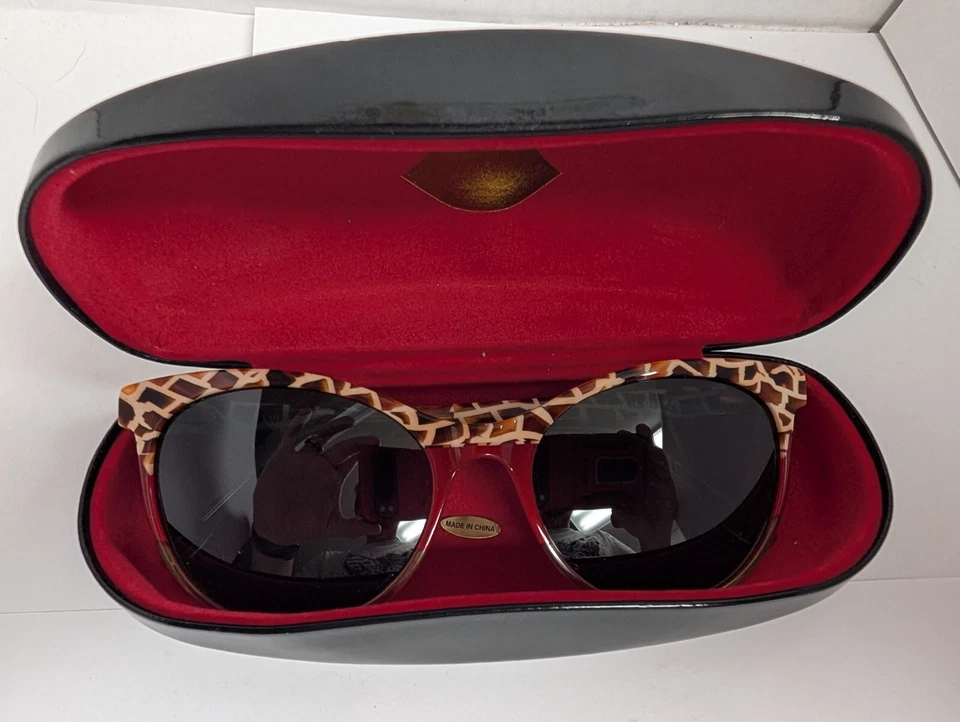 Gafas de sol con estampado de jirafa Lulu Guiness con 2 juegos de lentes estuche rígido con cubierta Foto 1 de 4