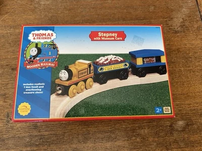 Tren Thomas Stepney 2003 curva de aprendizaje de madera ¡con vagones de museo! ¡Nuevo! Foto 1 de 2
