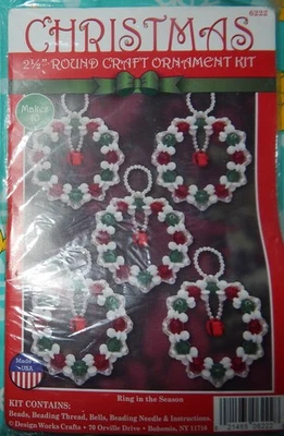 Design Works Cuentas Verde Rojo Corona Árbol de Navidad Adorno Kit Nuevo en Paquete Hace 10 Foto 1 de 2