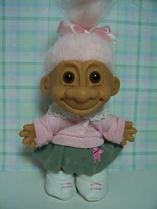 NIÑA CINCUENTA EN FALDA CANICHE - MUÑECA TROLL RUSS 5" - NUEVA EN BOLSA ORIGINAL - Imagen 1 de 7