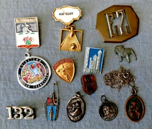 Lot 12 Vintage Nachlass Pins Abzeichen Verschiedenes Bowling Religiöse Reise Union Mack Truck - Bild 1 von 2