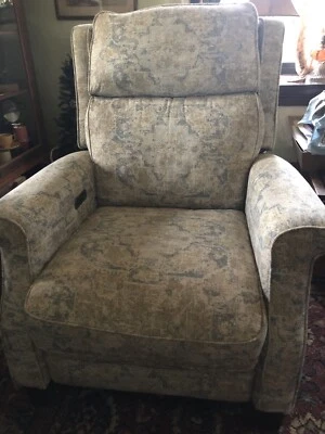 used electric recliner chairs - Image 1 of 4