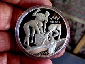 Australia: 1993 - $20 Dollars Swimmers 1 oz Fine Silver Coin D13 - Picture 1 of 2
