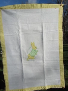 MANTA BEBÉ BEATRIX POTTER 36"" X 50"" - BORDE DE GINGHAM AMARILLO CON CONEJO PETER - Imagen 1 de 6