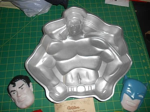 VINTAGE 1977 WILTON BATMAN/SUPERMAN SUPERHERO CAKE PAN KIT DC COMICS - Imagen 1 de 4