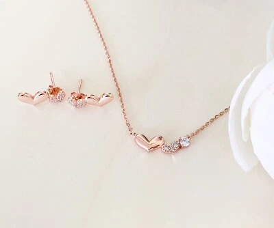 Juego de collar y pendientes de oro rosa de 14 quilates sobre corazones de plata Foto 1 de 4