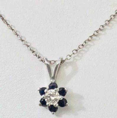 Collar colgante con flores de zafiro y diamantes genuinos en oro blanco de 14 k Foto 1 de 4