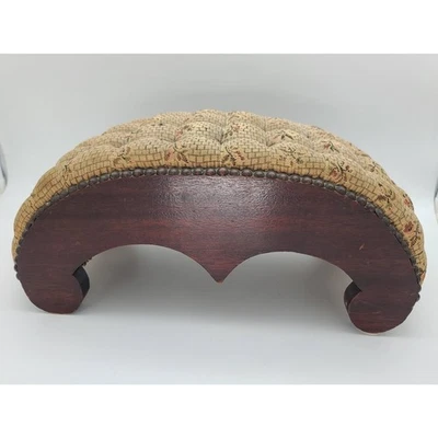 Antiguo reposapiés tapizado de madera arqueada tapizado tela duradera detalle de cabeza de clavo Foto 1 de 4