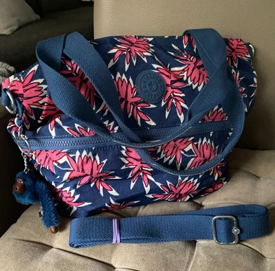 KIPLING TASCHE mit -AFFE  HAIKE- FARBE JEANS-BLAU mit BLÄTTERN in PINK-ROSE - Bild 1 von 4