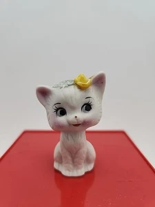 Gatito coqueto vintage Napcoware de 2" con flores aplicadas - Imagen 1 de 9