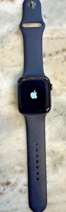 Apple Watch SE 44mm Space Gray Aluminum Case with Black Sport Band - Zdjęcie 1 z 13