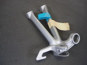BRACKET STAY, PILLION STEP RH RR SUZUKI GSX1000R K7-K8 43600-21H00 16856 - Picture 1 of 4