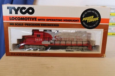 HO Scale Tyco GP20 Diesel Locomotive Santa Fe War Bonnet #5628 Red & Silver - Image 1 of 4